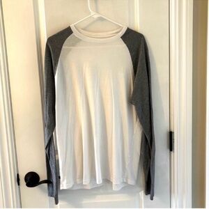 Travis Mathew Golf White Gray Baseball Crewneck T-Shirt Long Sleeve M